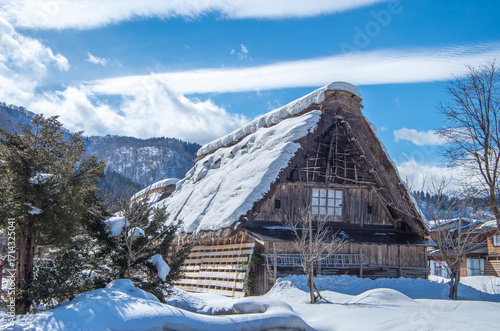 日本の岐阜県で見られる白川郷の雪景色
