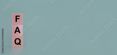 Foto Wooden block with word the FAQ