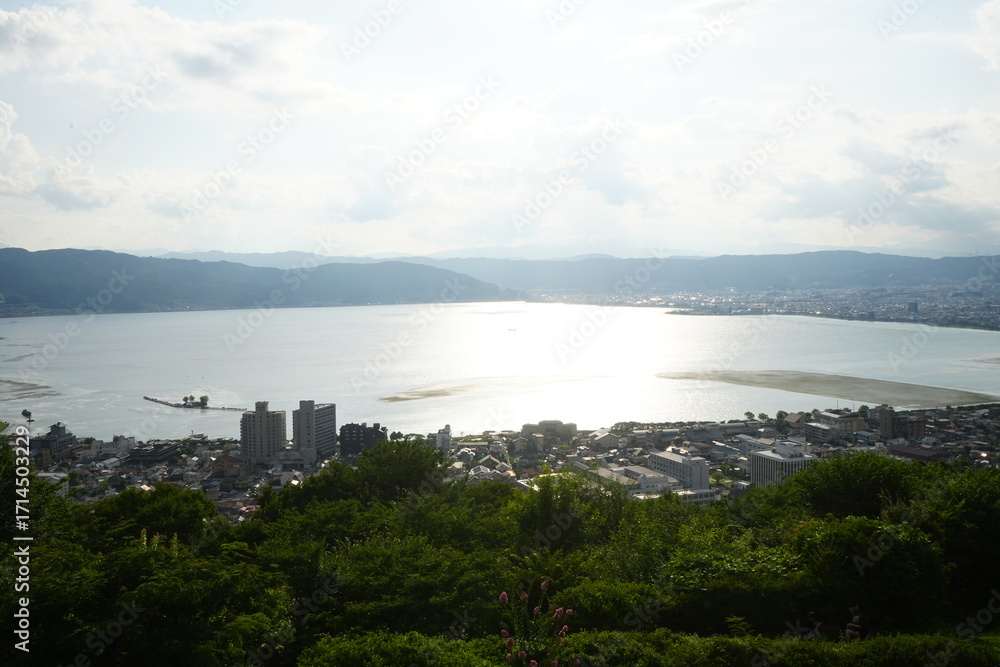 Obraz premium Lake Suwa and Cityscape from Tateishi Park in Nagano, Japan - 日本 長野 諏訪湖を見下ろす立石公園の丘から