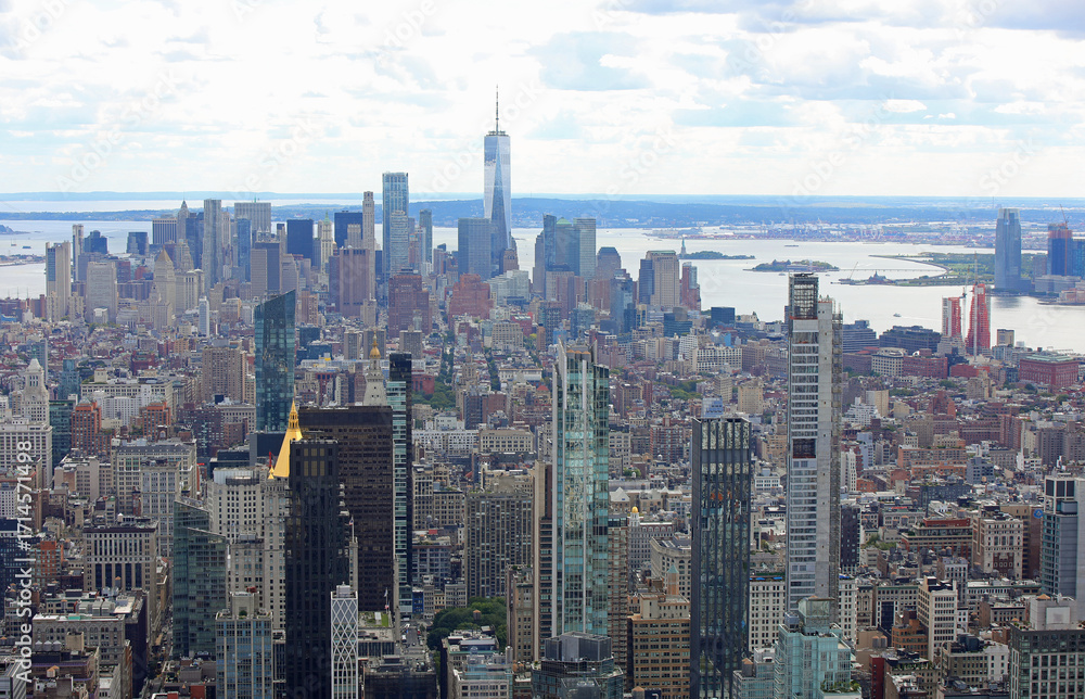 Fototapeta premium panoramic view of lower Manhattan skyline with the Freedom Tower in the distance