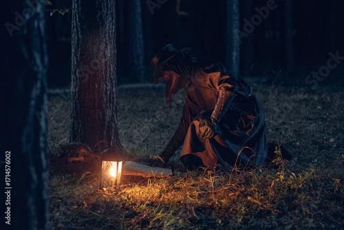 Foto Mysterious plague doctor kneels beside a lantern illuminating a wooden box within a dark forest