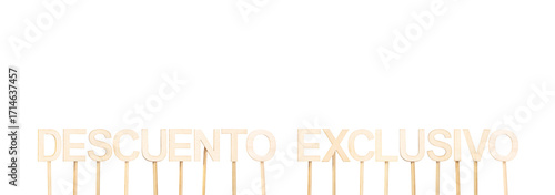 Wooden sign with the text Exclusive Discount in Spanish. Resource used in private campaigns and loyalty strategies