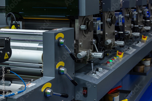 Foto Offset printing machine, automatic label printing machine with digital control panel, Innovative technology of automatic offset printing machine