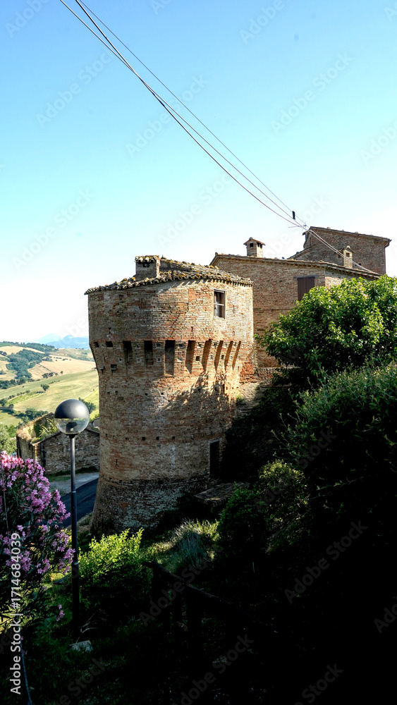 Obraz premium Il castello di Loretello, antica fortificazione del medio evo nelle Marche, Italia
