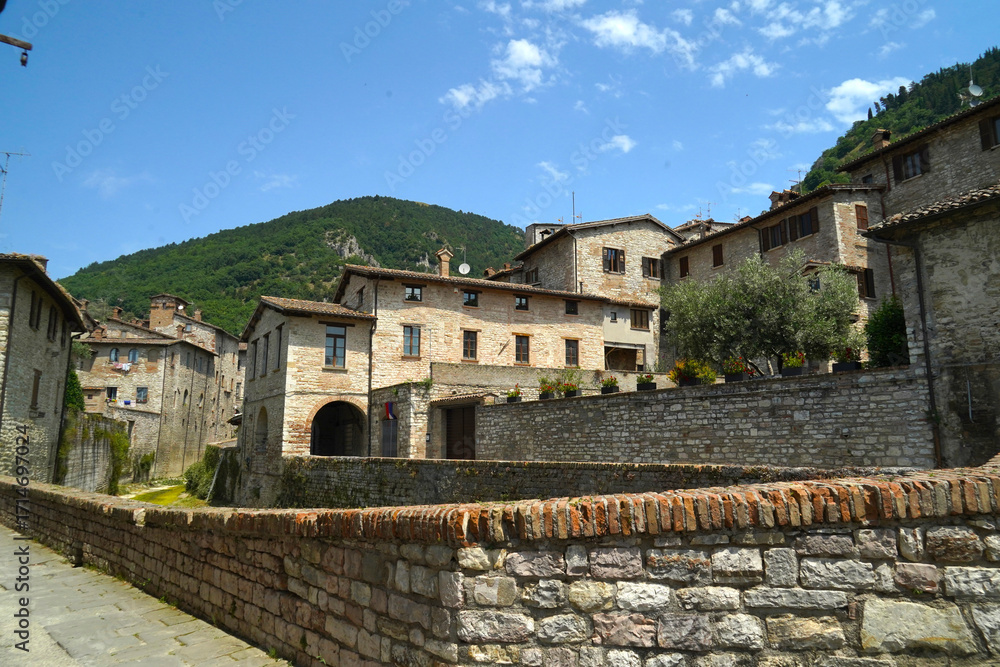 Obraz premium i vicoli i sottopassi e la struttura medievale perfettamente conservata del borgo di Gubbio, Umbria, Italia