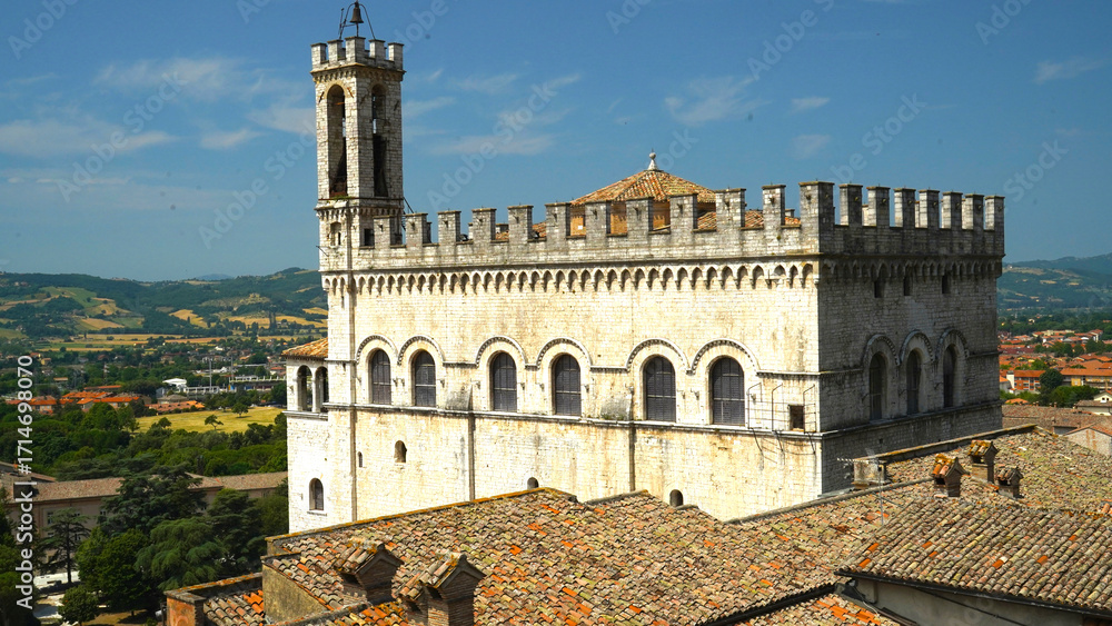 Fototapeta premium i vicoli i sottopassi e la struttura medievale perfettamente conservata del borgo di Gubbio, Umbria, Italia 