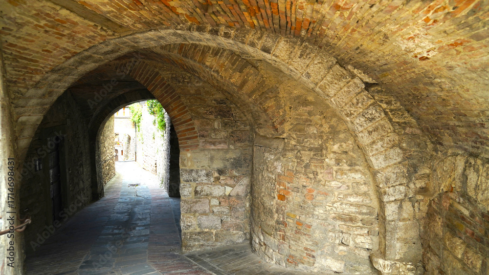 Naklejka premium La struttura medievale perfettamente conservata del borgo di Gubbio, Umbria, Italia