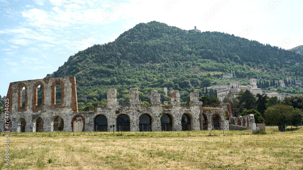 Fototapeta premium La struttura medievale perfettamente conservata del borgo di Gubbio, Umbria, Italia