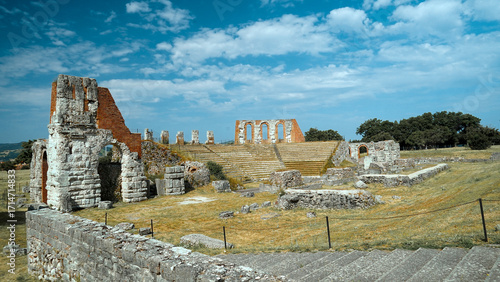 Il Parco Archeologico del Teatro Romano di Gubbio con sullo sfondo la città medievale arroccata sulle colline, Umbria, Italia