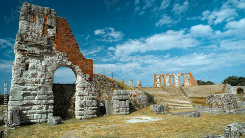 Il Parco Archeologico del Teatro Romano di Gubbio con sullo sfondo la città medievale arroccata sulle colline, Umbria, Italia