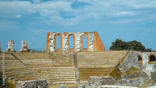 Il Parco Archeologico del Teatro Romano di Gubbio con sullo sfondo la città medievale arroccata sulle colline, Umbria, Italia