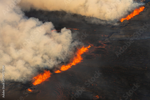 Wallpaper Mural アイスランドの火山噴火と溶岩流 Torontodigital.ca