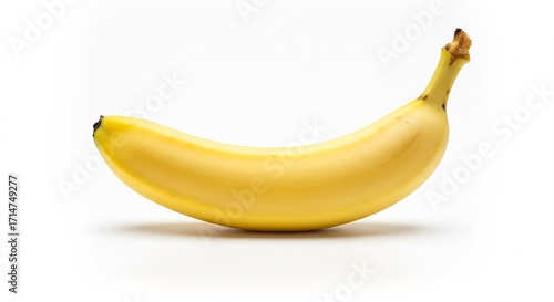 Pl�tano amarillo brillante sobre fondo blanco iluminaci�n suave. AI Generated