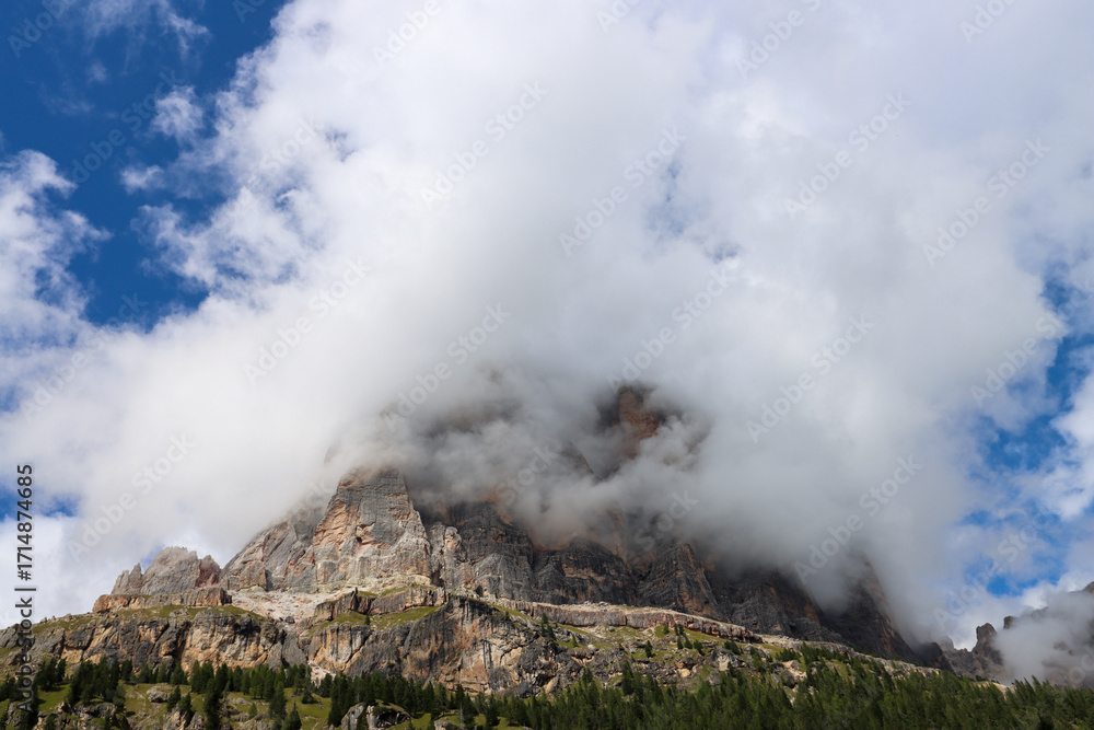 Fototapeta premium Tofana di Mezzo covered in clouds