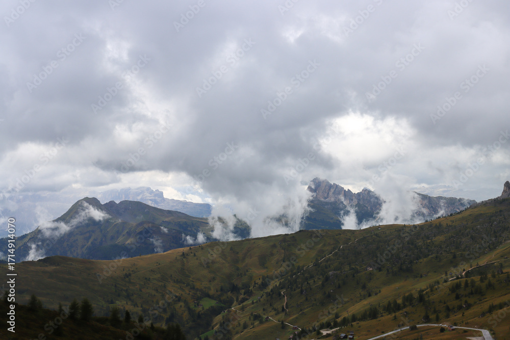 Obraz premium Mountains and clouds - Giau pass