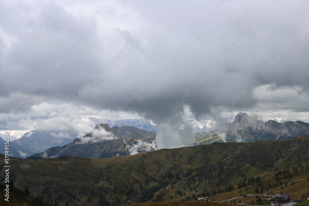 Obraz premium View of low clouds in the mountains before the storm
