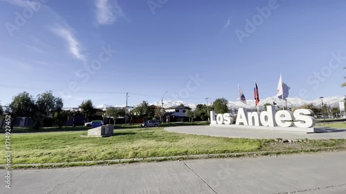 Ingreso a la ciudad de Los Andes, Chile. Letras gigantes a un costado del camino