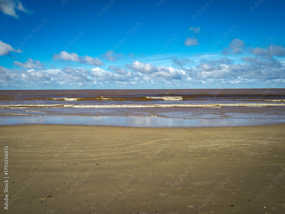 Obraz premium Empty beach with small waves , montevideo, uruguay