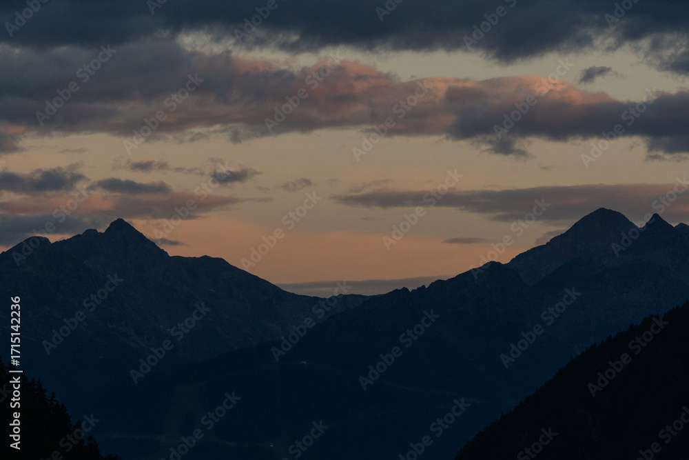 Obraz premium Sonnenuntergang über dem Veltlin