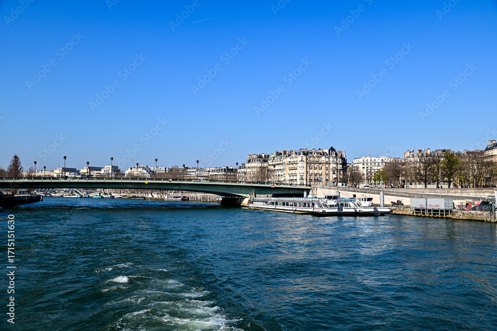 Naklejka premium セーヌ川クルーズ船から眺めるパリのとても美しい街並み風景
