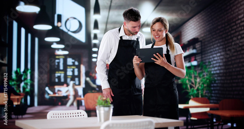 Billede på lærred Young Restaurateur Discusses Business