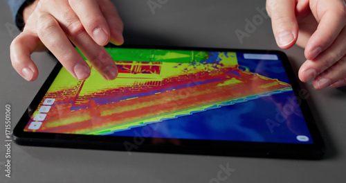 Quadro su tela Building Contractor Using Tablet To Ensure Efficient Thermal Insulation