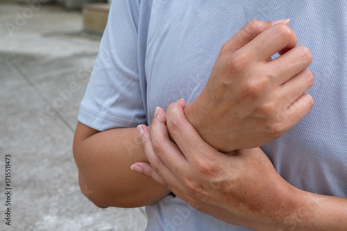 Athlete with wrist pain from strain or tendon inflammation. Sports injury care for joint support, mobility recovery, and physiotherapy treatment.