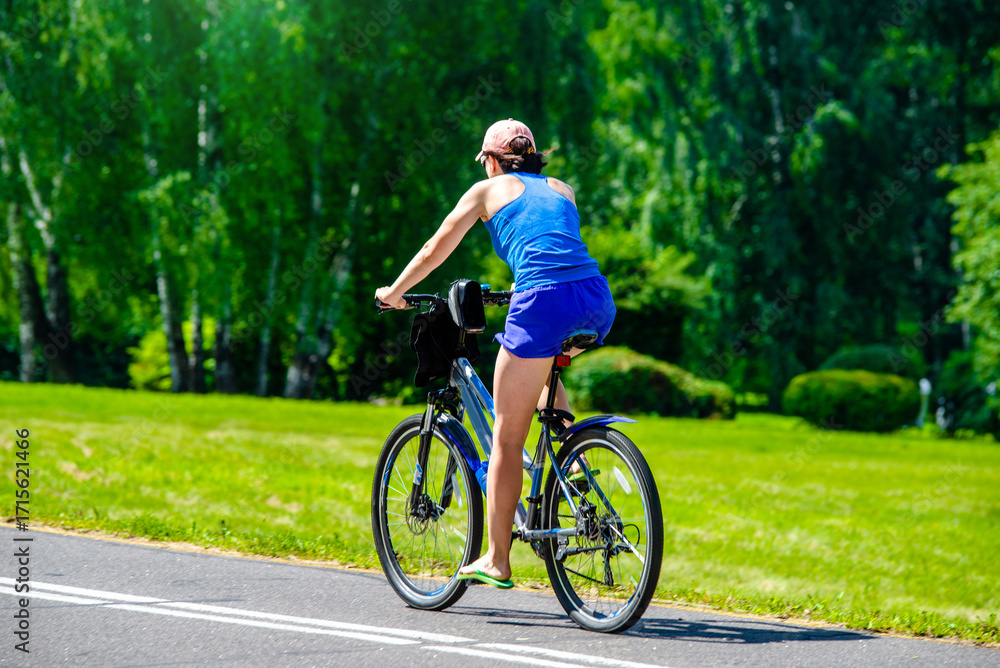 Obraz premium Cyclist ride on the bike path in the city Park 