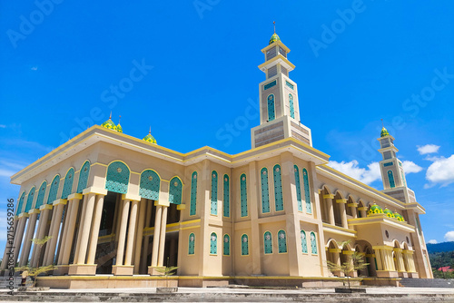 Foto The photo shows Masjid Agung Boul, a magnificent grand mosque located in Sulawesi Tengah, Indonesia
