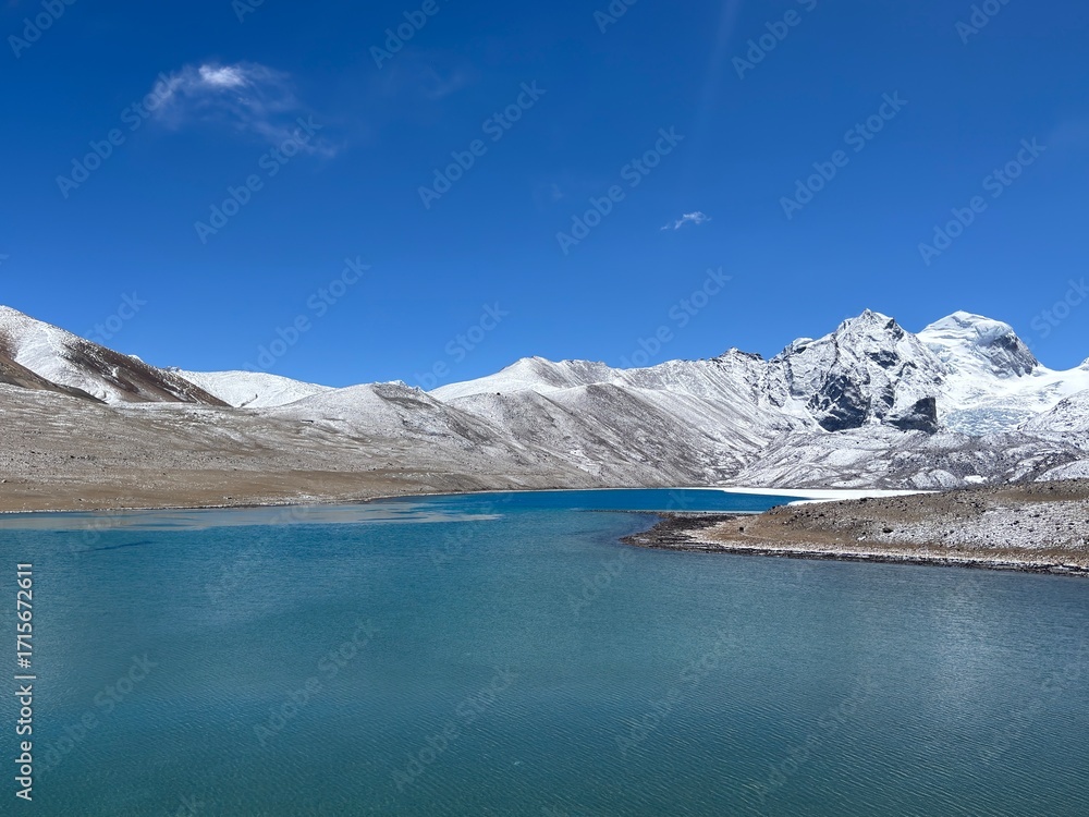 Obraz premium Beautiful lake view gangtok, sikkim view, freeze lake 