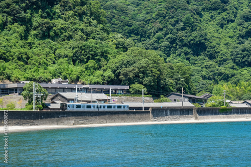 Wallpaper Mural 錦江湾沿いを走る日豊線の列車 Torontodigital.ca