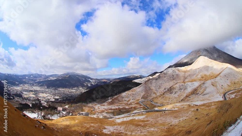 高台からの湯布院の雪景色と由布岳（大分県由布市湯布院）