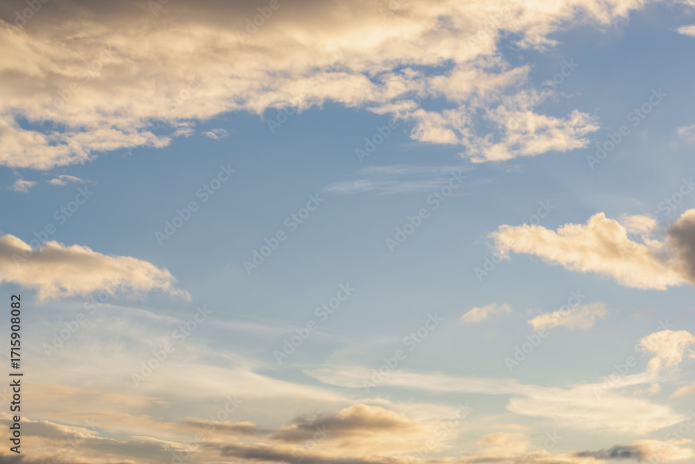 Obraz premium 秋の空 朝焼けに染まる空と雲13