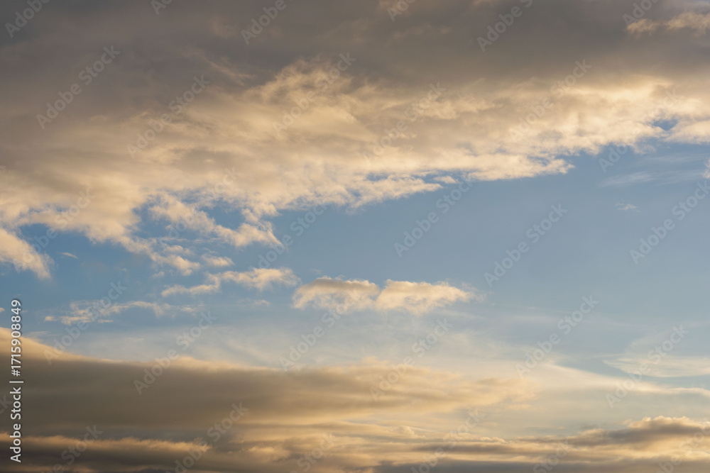 Fototapeta premium 秋の空 朝焼けに染まる空と雲17