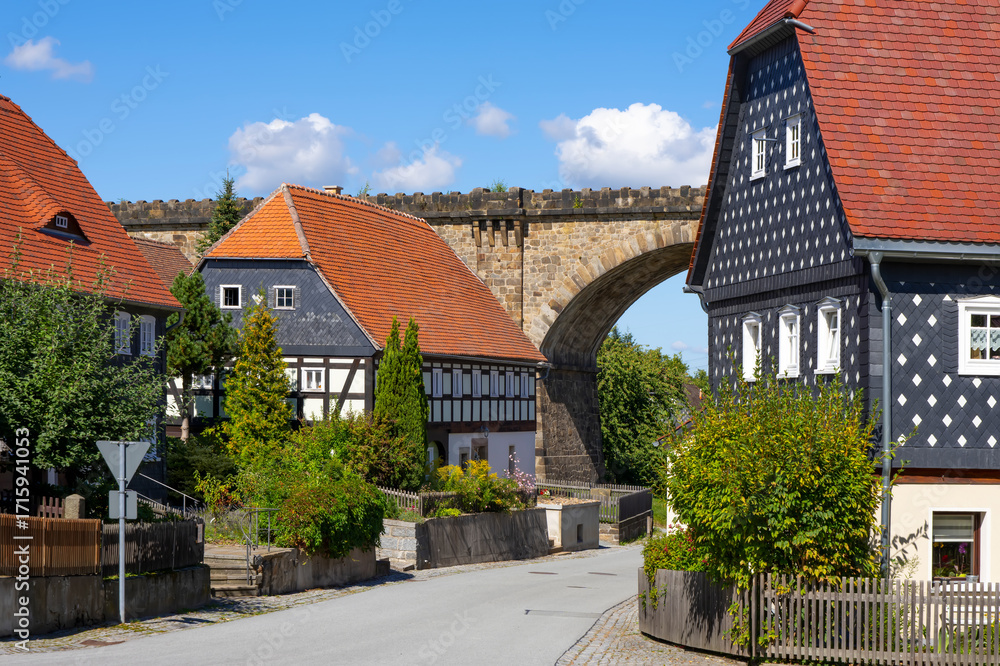 Obraz premium Obercunnersdorf, das historische Dorf der Umgebindehäuser in Sachsen (Lausitz). Deutsche Fachwerkstrasse