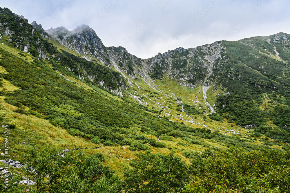 Fototapeta premium 日本長野県中央アルプスの千畳敷カールと木曽駒ヶ岳