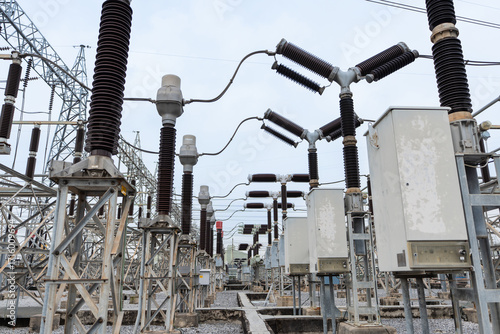 Quadro em tela A row of Y-type circuit breakers with instrument transformers in a high-voltage substation