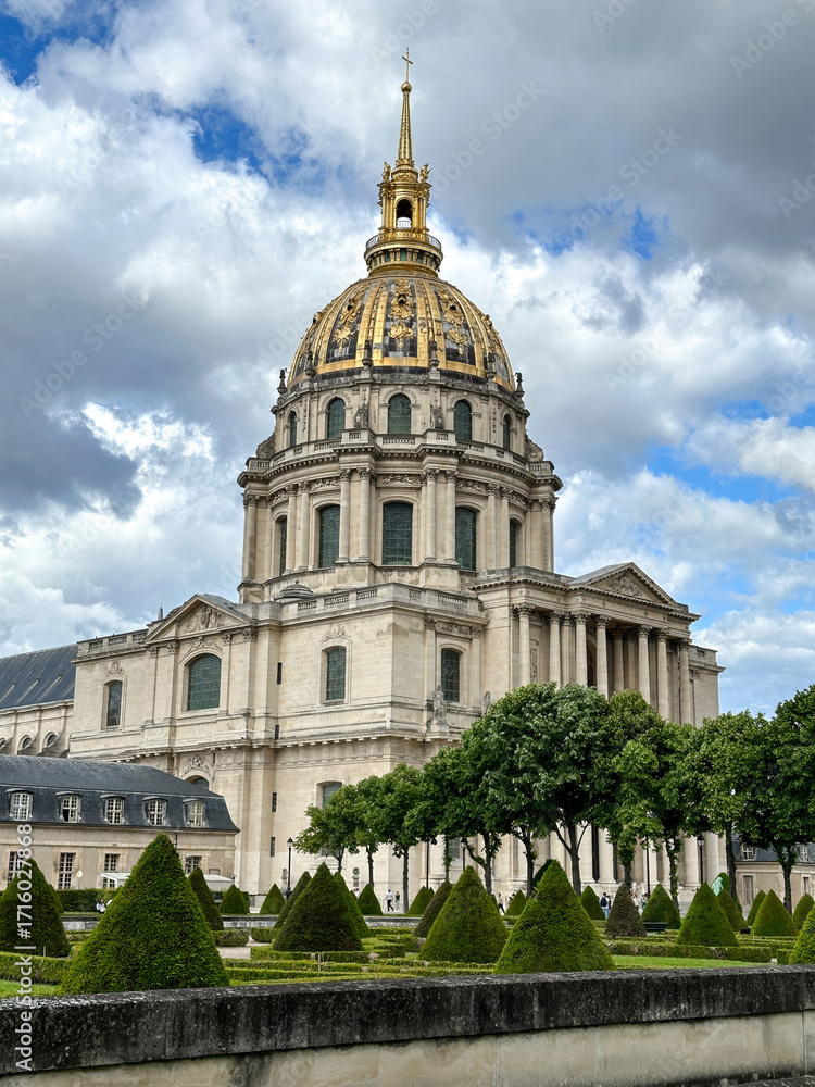 Fototapeta premium A grand view of the Les Invalides in Paris, featuring its iconic golden dome and classical architecture