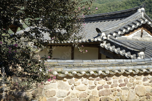 경상북도 안동에 있는 병산서원은 고려시대부터 교육기관으로 사용되어 온 전통적인 한국식 건물로 아름다운 곳입니다.