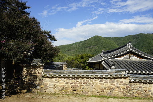 경상북도 안동에 있는 병산서원은 고려시대부터 교육기관으로 사용되어 온 전통적인 한국식 건물로 아름다운 곳입니다.