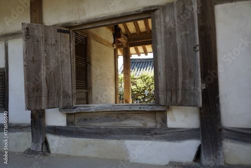 경상북도 안동에 있는 병산서원은 고려시대부터 교육기관으로 사용되어 온 전통적인 한국식 건물로 아름다운 곳입니다.