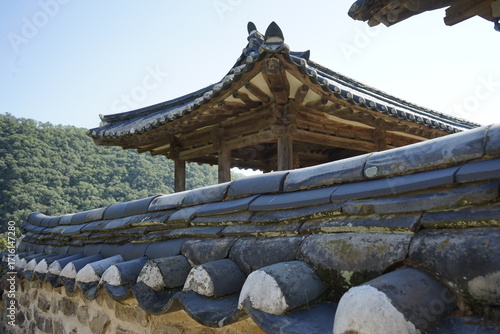 경상북도 안동에 있는 병산서원은 고려시대부터 교육기관으로 사용되어 온 전통적인 한국식 건물로 아름다운 곳입니다.