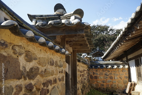 경상북도 안동에 있는 병산서원은 고려시대부터 교육기관으로 사용되어 온 전통적인 한국식 건물로 아름다운 곳입니다.