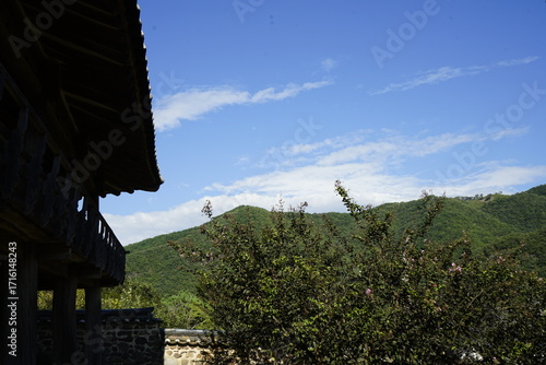 경상북도 안동에 있는 병산서원은 고려시대부터 교육기관으로 사용되어 온 전통적인 한국식 건물로 아름다운 곳입니다.