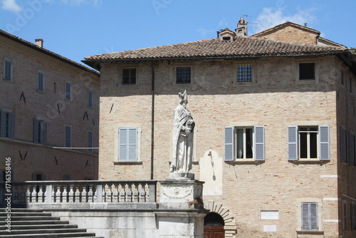 Piazza Duca Federico ad Urbino nelle Marche in Italia.