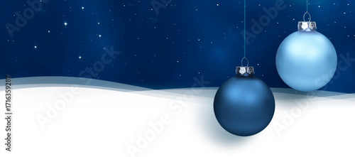 Blaue Weihanchtskugeln vor winterlichem Hintergrund