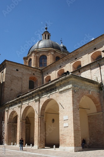 Lato della cattedrale di Urbino a piazza Duca Federico,  Italia.