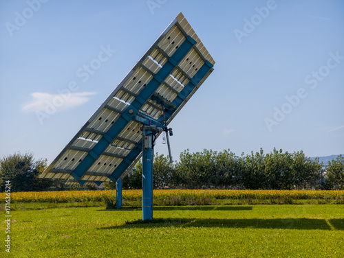 Pensiline fotovoltaiche su un area verde