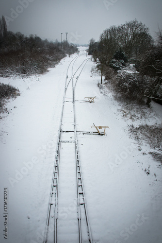 ligne de chemin de fer sous la neige à Verneuil sur Seine en France