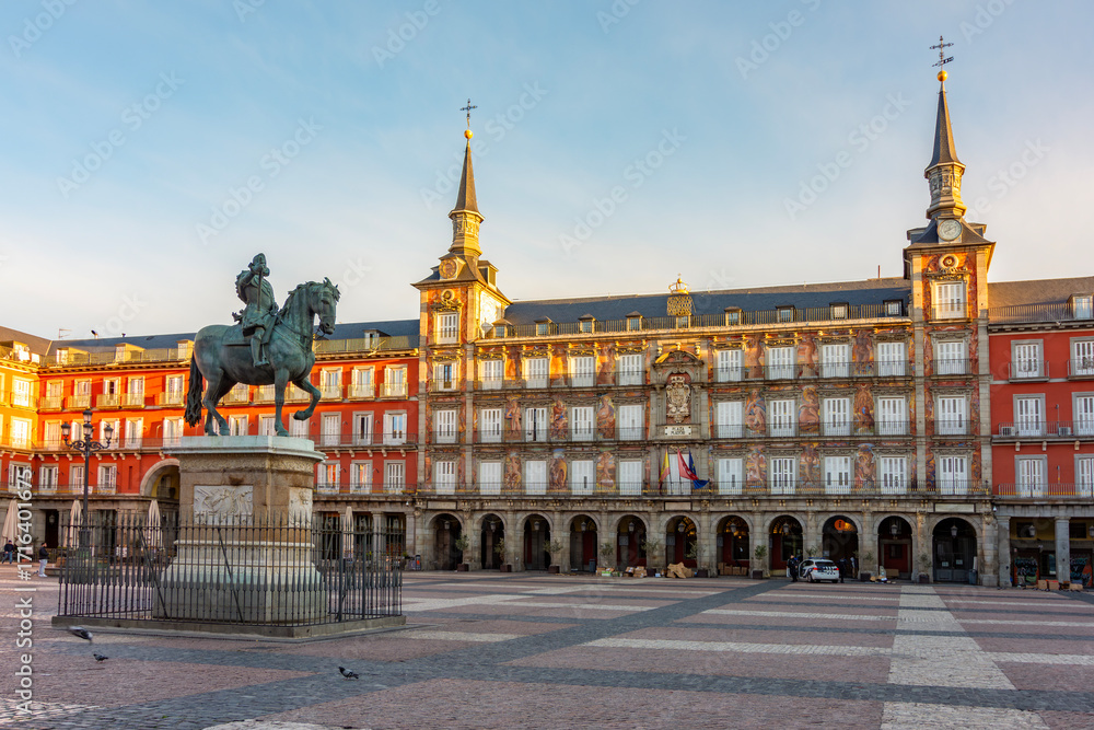 Obraz premium King Philip III statue on Plaza Mayor (Main square) in Madrid, Spain